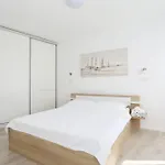 Anmalu With Jacuzzi Apartament Pirovac