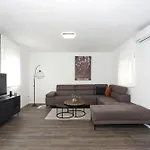 Anmalu With Jacuzzi Apartament Pirovac