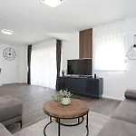 Apartament Anmalu With Jacuzzi Pirovac