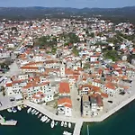 Anmalu With Jacuzzi * Pirovac