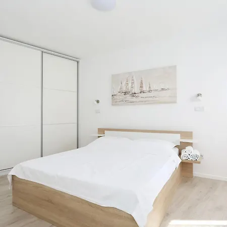 Anmalu With Jacuzzi Apartment Pirovac