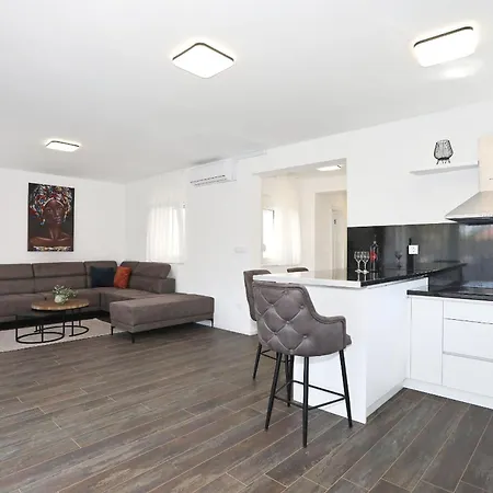 Апартаменты Anmalu With Jacuzzi *