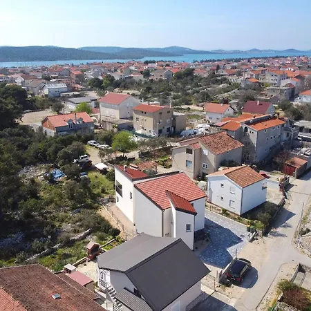 Apartment Anmalu With Jacuzzi Pirovac