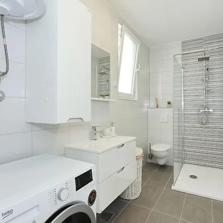Anmalu With Jacuzzi Apartment Pirovac