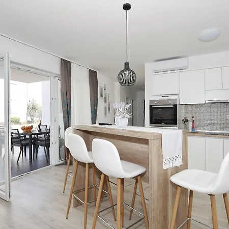 Anmalu With Jacuzzi ピロヴァッツ