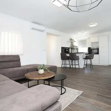 Apartment Anmalu With Jacuzzi Pirovac
