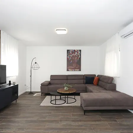 Anmalu With Jacuzzi Apartment Pirovac