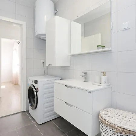 Anmalu With Jacuzzi Пировац