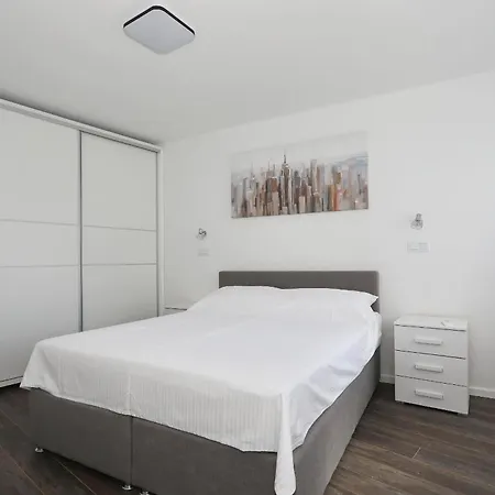 Anmalu With Jacuzzi Пировац