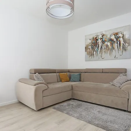 Anmalu With Jacuzzi Пировац