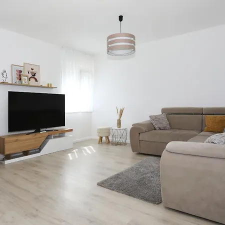 Anmalu With Jacuzzi Пировац