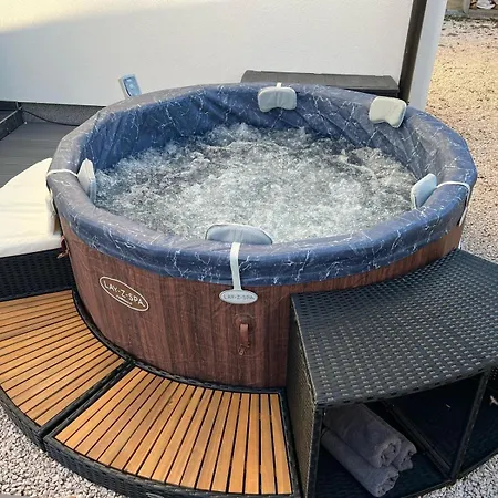 Апартаменты Anmalu With Jacuzzi *