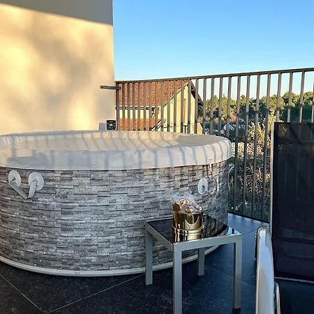 Anmalu With Jacuzzi Pirovac