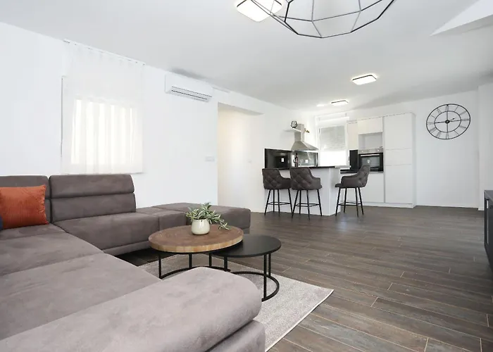 아파트 Anmalu With Jacuzzi 피로바츠